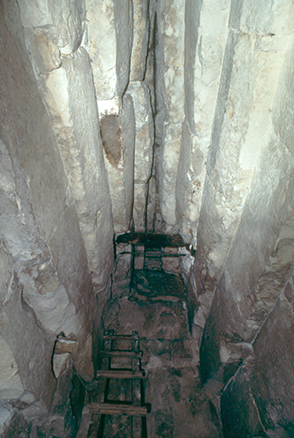 Kragsteindecke in der Medum-Pyramide.